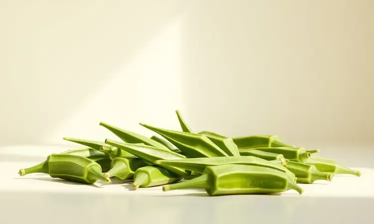 Quiabos verdes vibrantes dispostos de forma artística simbolizando vitalidade e saúde.