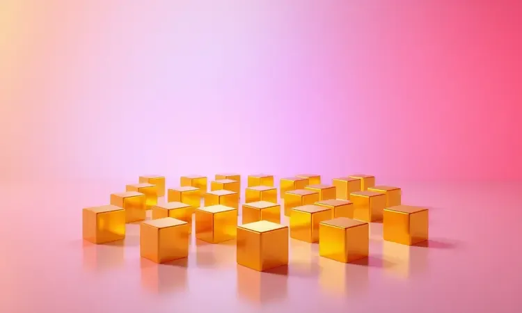 Cubos geométricos dourados organizados de forma uniforme em uma superfície lisa com iluminação colorida.