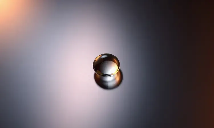 Close-up detalhado de uma superfície metálica lisa e brilhante com acabamento antiaderente de alta tecnologia.