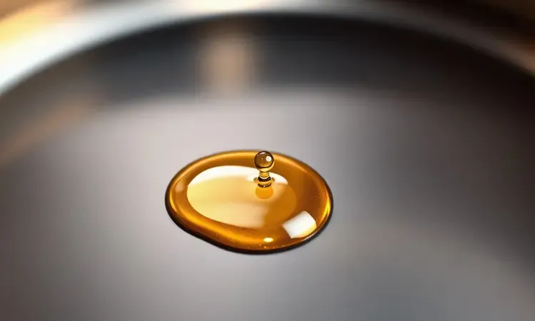 Close-up artístico de uma superfície metálica antiaderente limpa refletindo luz quente, simbolizando o processo de cuidado inicial.