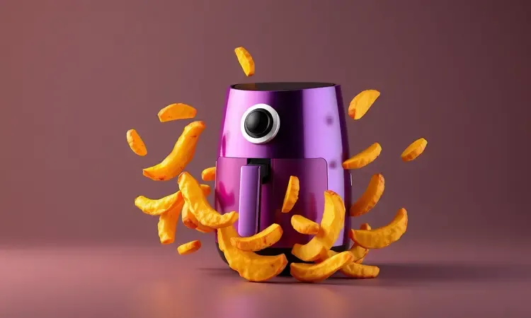 Renderização 3D de batatas rústicas douradas e crocantes flutuando em volta de uma air fryer moderna e estilizada.