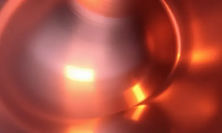 Detalhe conceitual de superfície metálica brilhante e limpa de um forno moderno de alta qualidade.