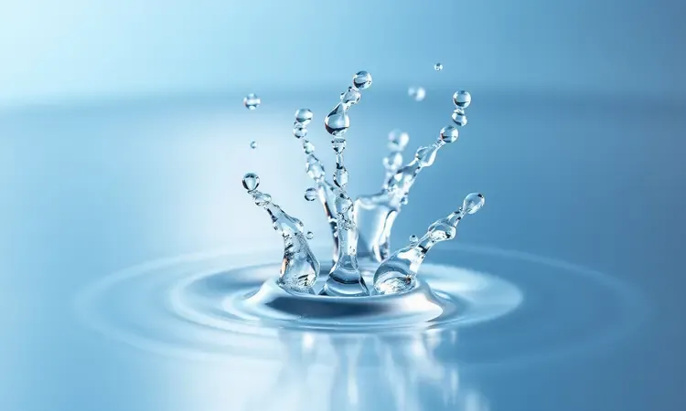 Representação visual de limpeza e manutenção com gotas de água cristalina sobre superfície metálica antiaderente.