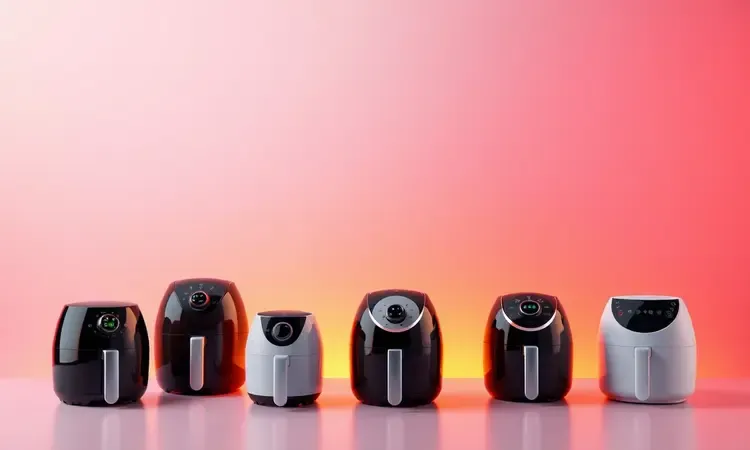 Ilustração 3D conceitual de silhuetas de fritadeiras elétricas em diferentes tamanhos e cores vibrantes.